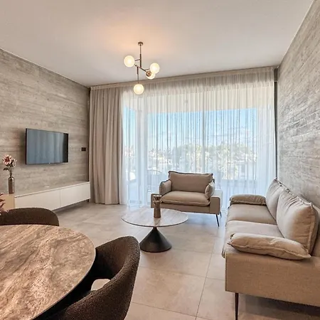 Malberry Park 304 - Modern 2 Bedroom With Pool, Gym, Jaccuzi Apartment *